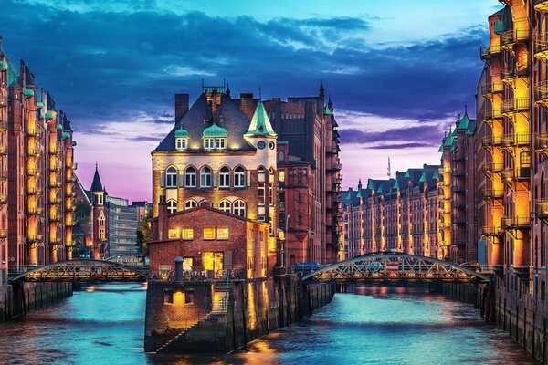 Die Stadt Hamburg in Deutschland. Fluss zwischen den Gebäuden