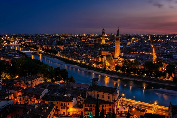 Luces de la ciudad en Verona en verano