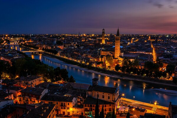 Luci della città a Verona in estate