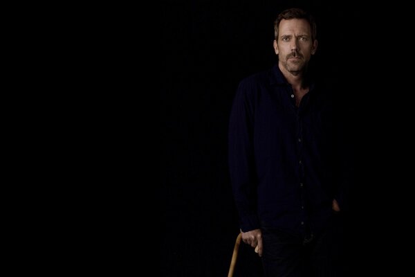 Schauspieler aus Dr. House . Hugh Laurie auf schwarzem Hintergrund.