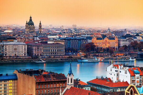 Ville de Hongrie Budapest capitale il ya une rivière