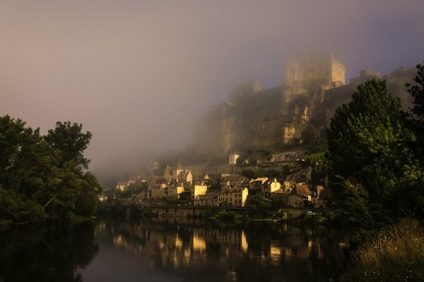 Mittelalterliche Burg am Flussufer am Abend