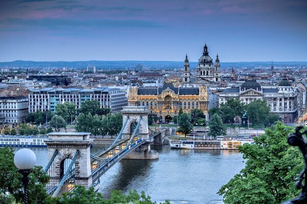Sección transversal del puente de las cadenas en Budapest