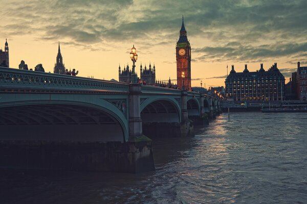 Das Bild des nächtlichen Londons am Fluss