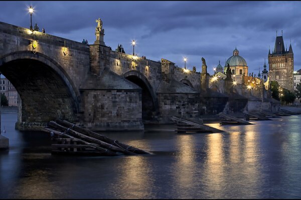 Tschechien. Die Prager Brücke. Karlsbrücke in der Tschechischen Republik. Abendliches Prag