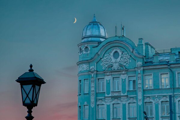 Morning moon and lantern