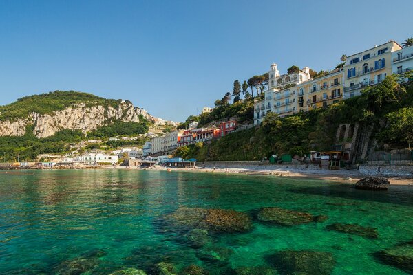 Nápoles: mar azul, roca, islas