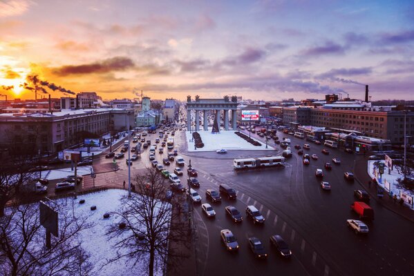 A city with a lot of cars in the evening