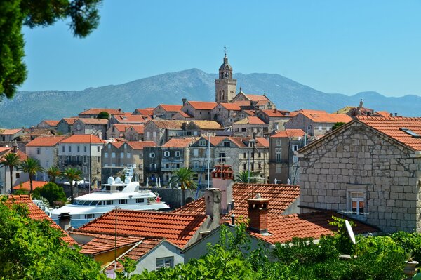 Altstadt in Kroatien mit Blick auf die Berge