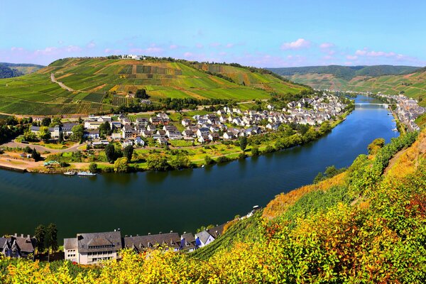 La rivière coule devant une ville en Allemagne