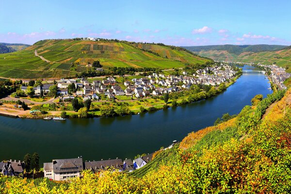 Il fiume scorre oltre una città in Germania