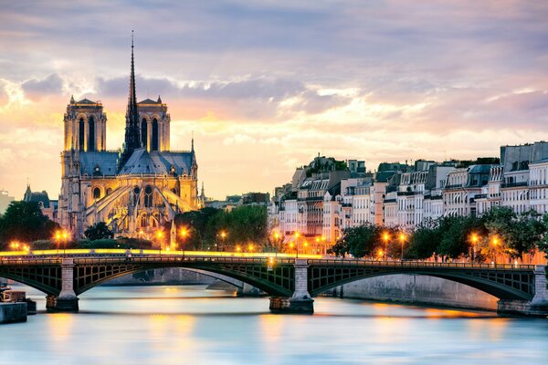 La dame du Nord de Paris à la lumière du coucher de soleil