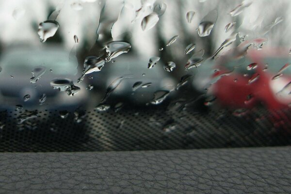 Gocce di pioggia sul vetro della macchina, gocce trasparenti