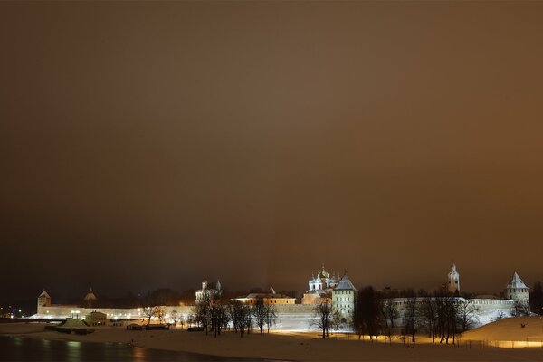 Vista del Cremlino notturno di Novgorod