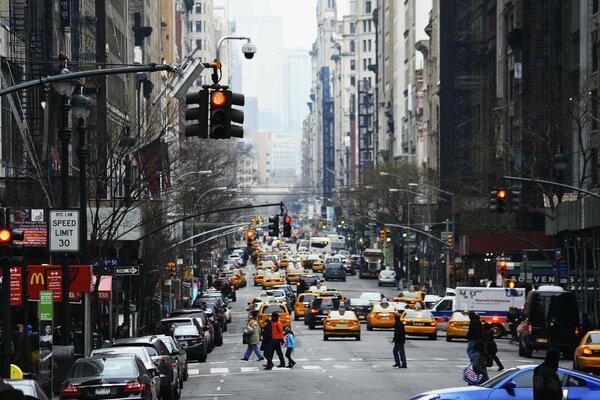 Die neblige Stadt New York am Morgen