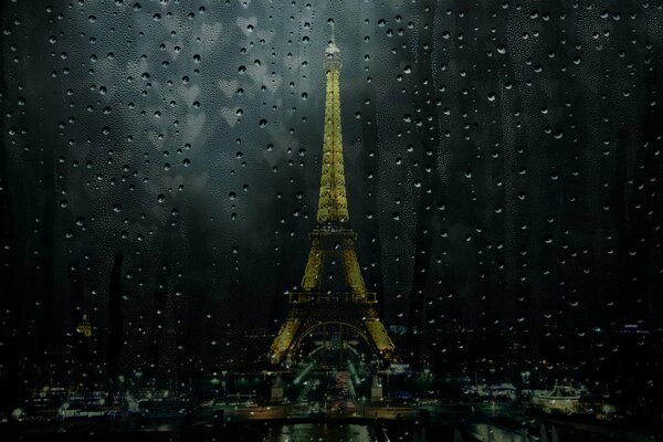 Torre Eiffel en París con gotas de agua