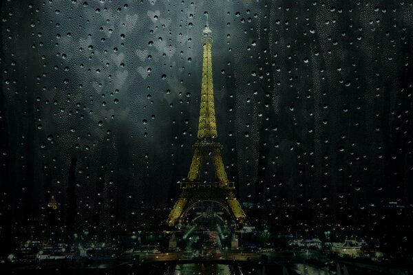 Эйфелева башня в Париже с каплями воды
