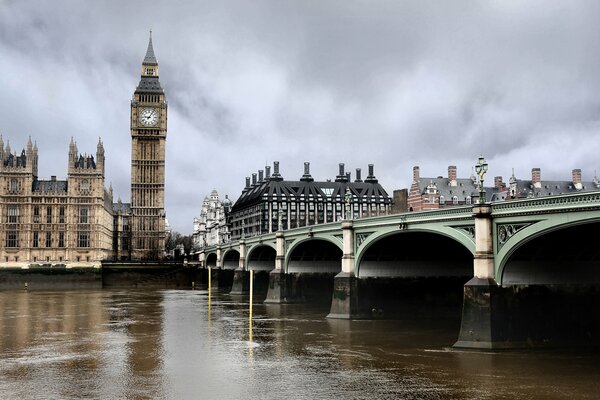 Eine große Brücke und eine düstere Stadt