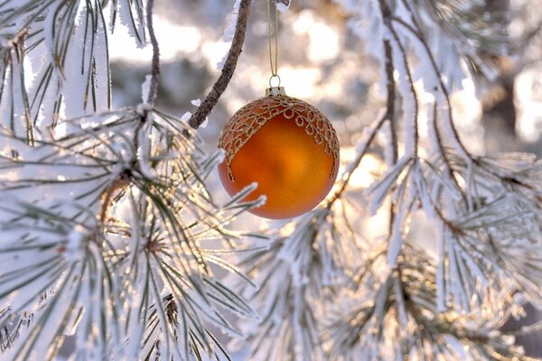 Juguete de Navidad en un árbol de Navidad cubierto de nieve