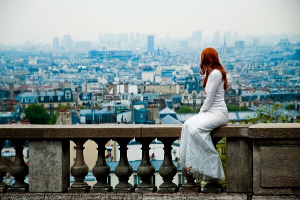 Fille en ville. Fille Rousse en robe. Vue de Paris