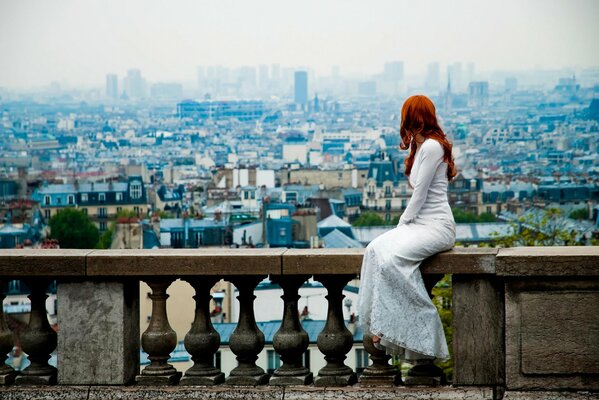 Ragazza in città. Ragazza rossa in abito. Vista di Parigi