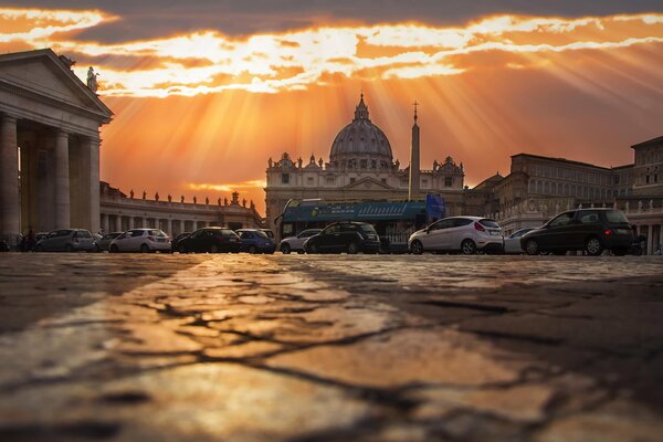 Automobili sullo sfondo del tramonto a Roma