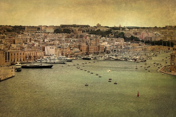 Порт города Мальта в бежевых тонах