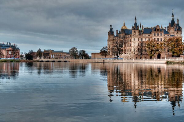 Castillo en Alemania con reflejo en el río