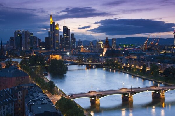 Straße steht Brücke Abendansicht der Häuser Brücken mit rkk