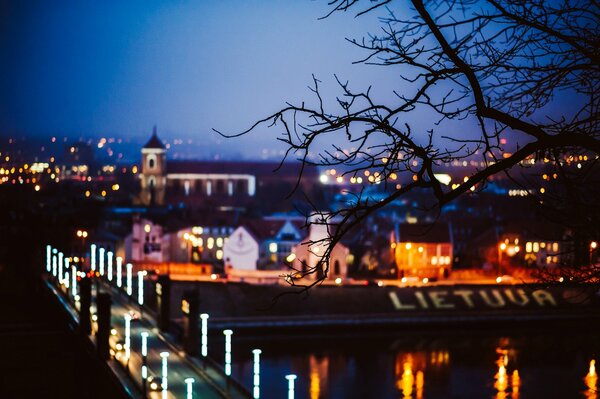 Ciudad nocturna de Kaunas, Lituania en luces