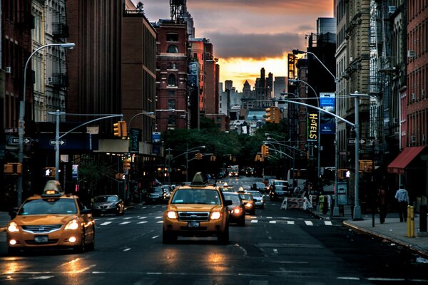 Una strada trafficata di New York all alba