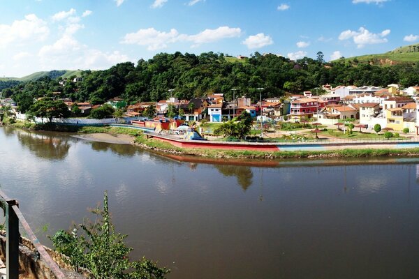 Maisons près de la rivière à São Paulo au Brésil