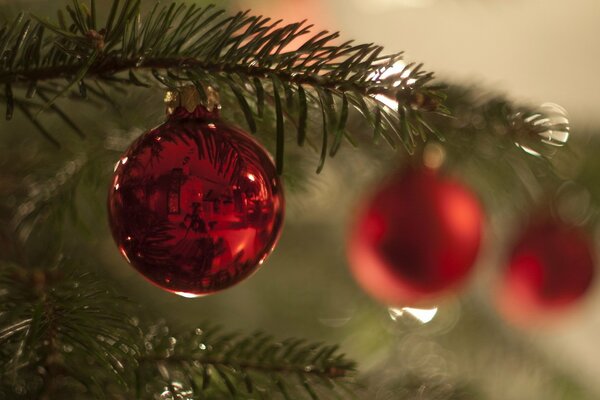 Año nuevo, juguetes festivos en el árbol de Navidad