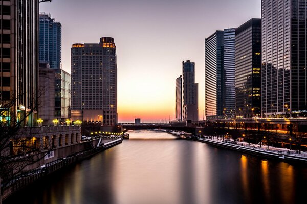 Wieczorne światła drapaczy chmur w Chicago