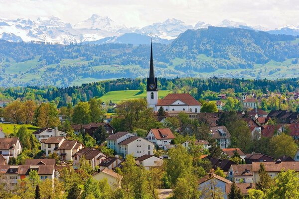 Berglandschaft in Schweden mit Häusern, Gebäuden und einer Kirche