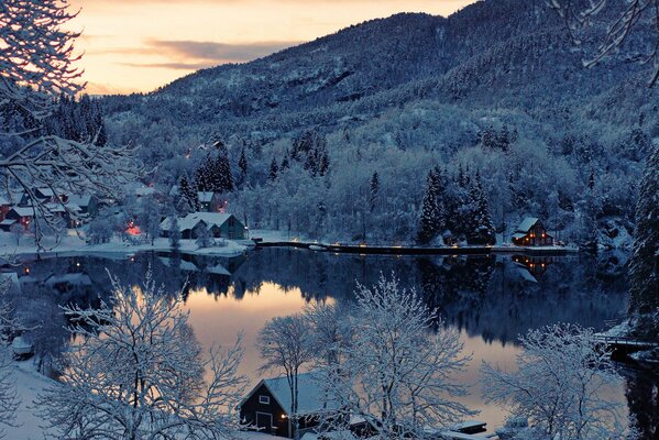 Villaggio norvegese invernale sulla riva