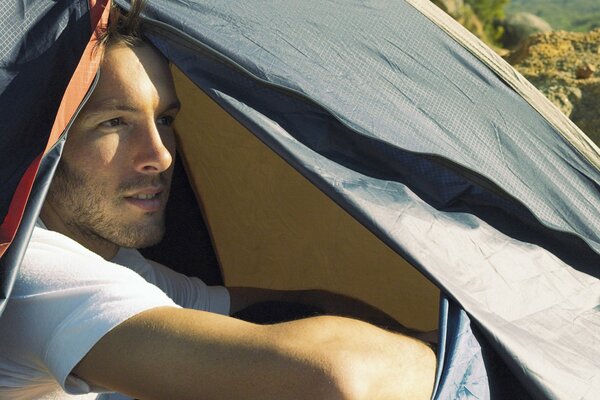 Homme dans la tente, camping