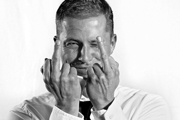 Til Schweiger gesty rękami