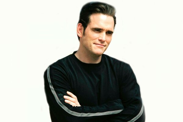 Matt Dillon in nero su sfondo bianco