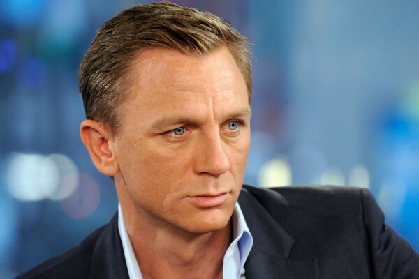 Schauspieler daniel craig mit nachdenklichem blick