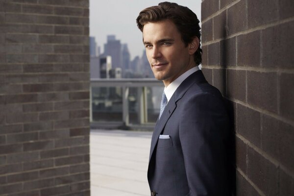 Matthew Bomer vor dem Hintergrund der Metropole