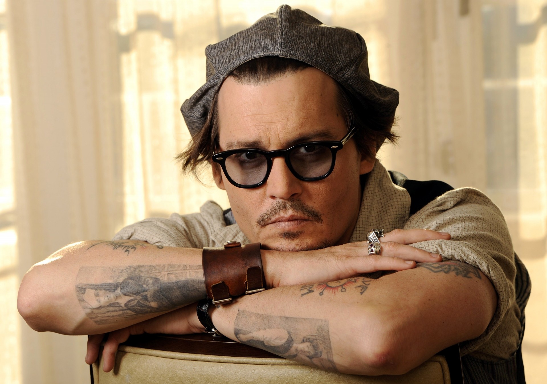 uniforme lunettes de soleil tatouage vue johnny depp acteur