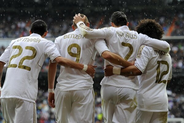 Las espaldas de los futbolistas del equipo real Madrid. después del partido