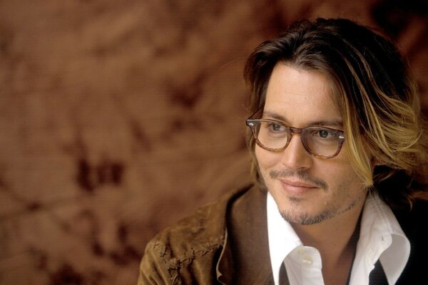 Johnny Depp con gafas sonríe