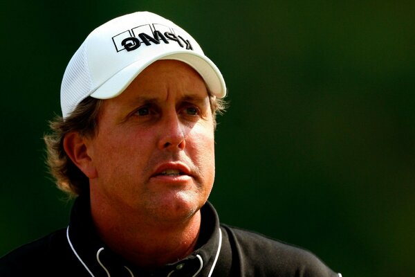 Hombre con gorra en el campo de golf