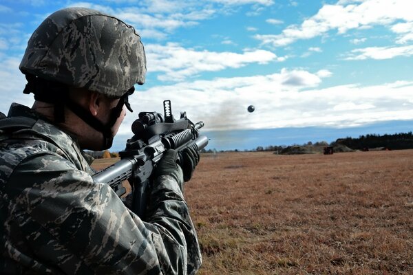 Ein Soldat in Uniform schießt von einem Granatwerfer ab