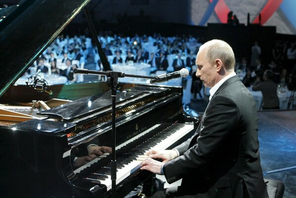 Vladimir Poutine au piano avec micro