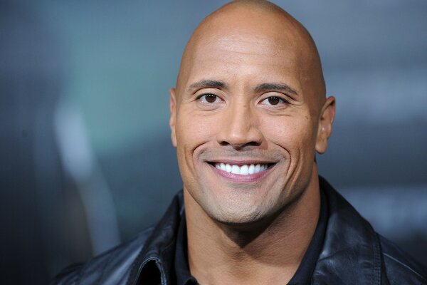 Dwayne Johnson con una sonrisa blanca