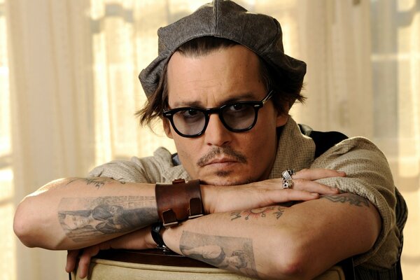 Johnny Depp in occhiali da sole si prepara per il ruolo