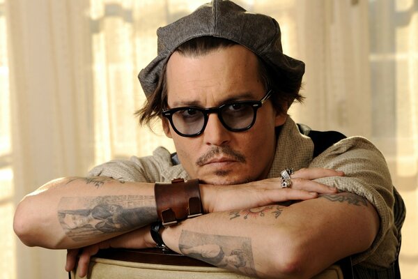 Johnny Depp w okularach przeciwsłonecznych przygotowuje się do roli
